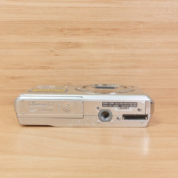 Sony Cyber-shot DSC-W210 / 12.1MP Digital Camera / Compact & Ready to Use - Picture 6 of 10